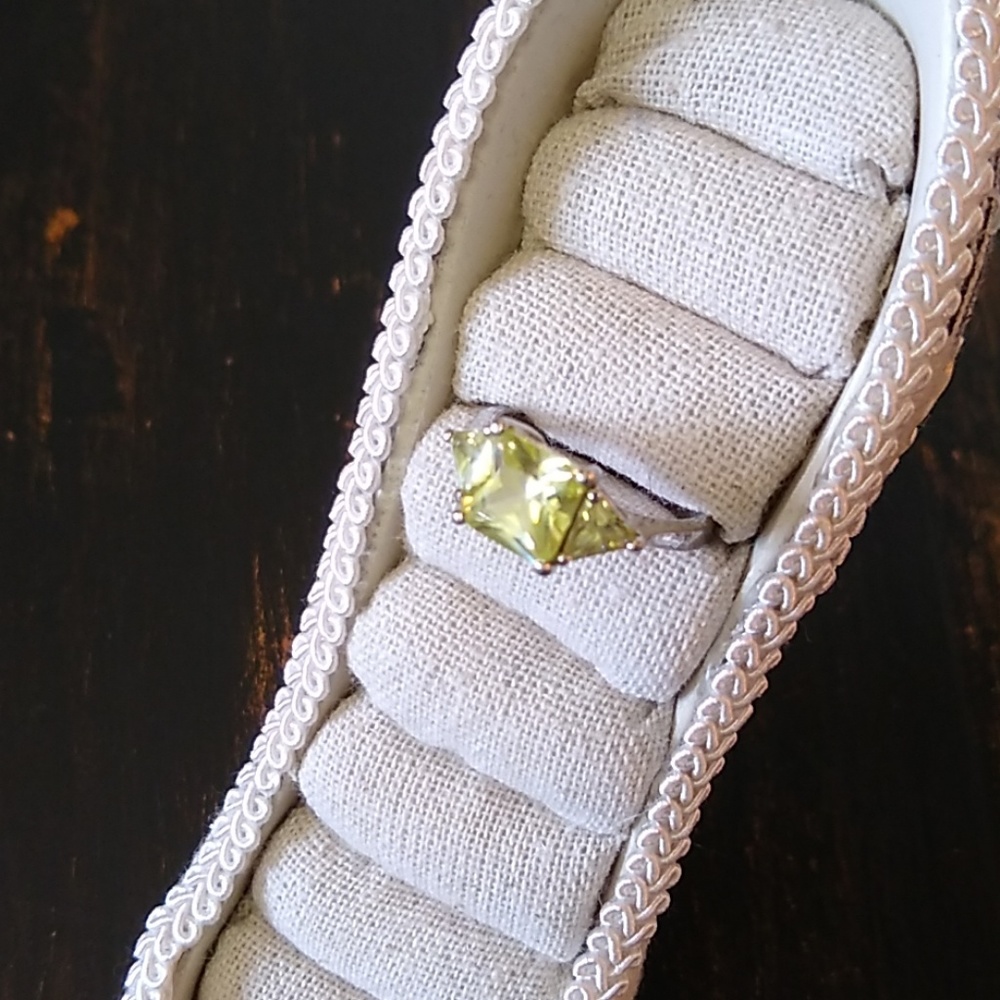 Rhinestone Ring - Picture 4 of 7